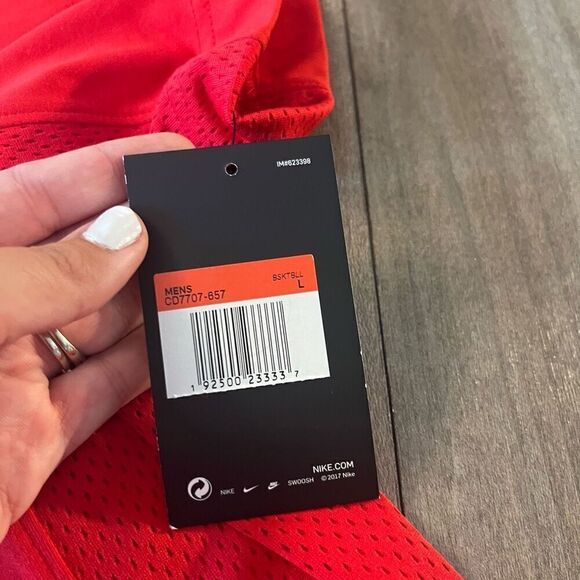 Nike Red Athletic Workout Shirt Men Large Bin J-47‎ NWT - Picture 4 of 6